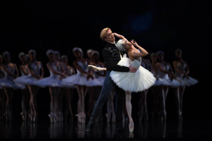 Yuan Yuan Tan and Tiit Helimets in Tomasson's Swan Lake. (© Erik Tomasson)