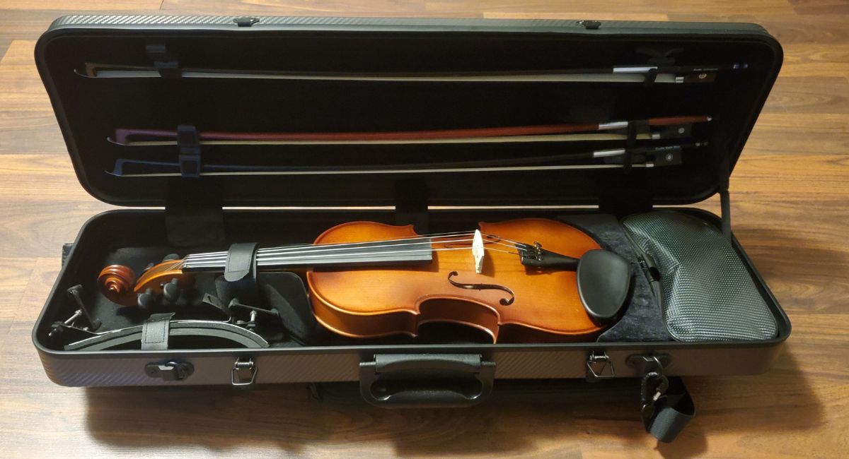 Glaesel Model VI30E2CH 1/2 Size Intermediate Violin Outfit with Case a –  The Mighty Quinn Brass and Winds